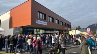 Dutzende Gemeindebürgerinnen und -bürger warteten bei der Eröffnung auf einen ersten Blick ins ...