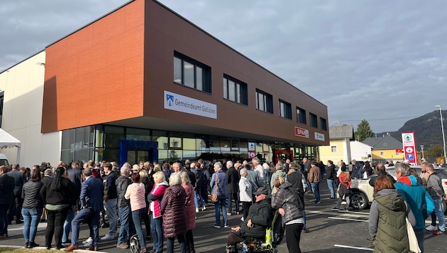 Dutzende Gemeindebürgerinnen und -bürger warteten bei der Eröffnung auf einen ersten Blick ins ...
