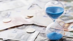 Zeit ist Geld – sollte man meinen. Viele Arbeitnehmer in Österreich fallen aber jedes Jahr um ...