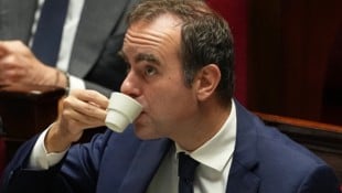 Da kann Premierminister Sébastien Lecornu erleichtert seinen Café genießen. Seine  Regierung ...