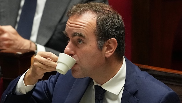 Da kann Premierminister Sébastien Lecornu erleichtert seinen Café genießen. Seine Regierung ...