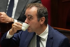 Da kann Premierminister Sébastien Lecornu erleichtert seinen Café genießen. Seine  Regierung ...
