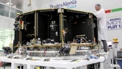 Arbeiten an einem Satelliten im Forschungszentrum von Thales Alenia im französischen Cannes