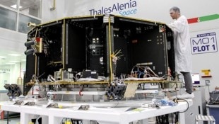 Arbeiten an einem Satelliten im Forschungszentrum von Thales Alenia im französischen Cannes