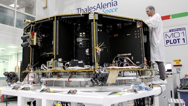 Arbeiten an einem Satelliten im Forschungszentrum von Thales Alenia im französischen Cannes