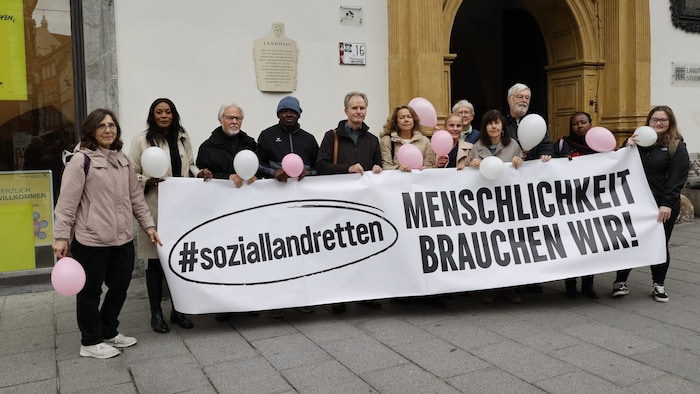 Kleiner Protest der Initiative „#soziallandretten“ vor der Budget-Pressekonferenz vor dem Grazer ...