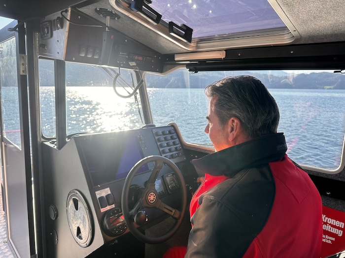 Bootsfahrer Matthias Rupnik vor dem 12’’ Navigationsdisplay im neuen Boot.