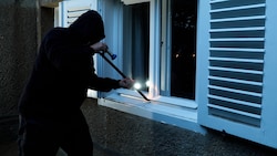 Damit Einbrecher nicht ins Haus gelangen können, sollte man sich spezielle Fenster und Türen ...