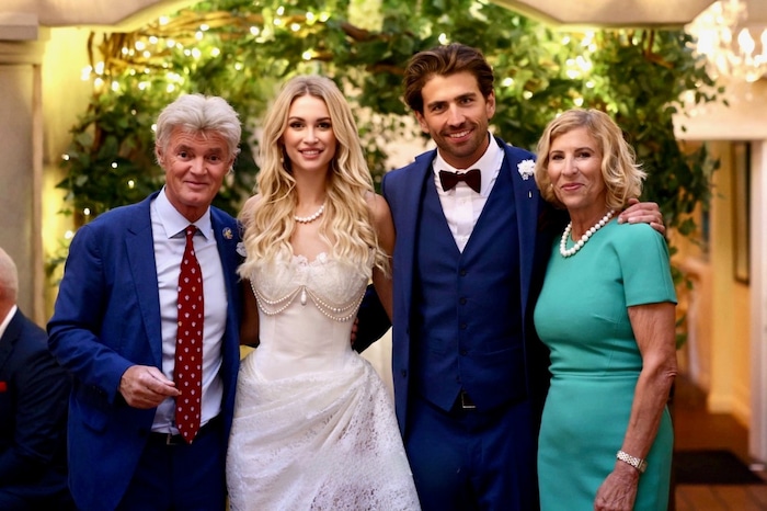 Papa Charly und Mama Maria Temmel flankierten das frischgebackene Ehepaar nach der ...