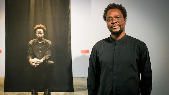 Mbaye Diop (Senegal, Lyon) widmet sich Tennis und macht auch Performances.