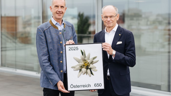Wolfgang Schnabl, Präsident des Österreichischen Alpenvereins, und Post-Generaldirektor Walter ...