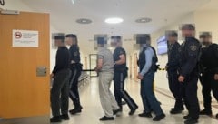 Die drei Hauptangeklagten – ihnen werden Sexualdelikte vorgeworfen – sitzen in U-Haft.