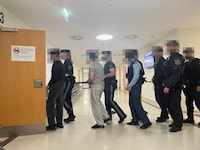 Die drei Hauptangeklagten – ihnen werden Sexualdelikte vorgeworfen – sitzen in U-Haft.