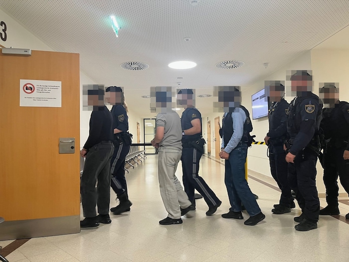 Die drei Hauptangeklagten – ihnen werden Sexualdelikte vorgeworfen – sitzen in U-Haft.