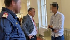 Der angeklagte Syrer im Gespräch mit seinem Verteidiger Yücel Yildirim.