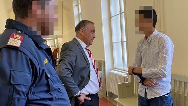 Der angeklagte Syrer im Gespräch mit seinem Verteidiger Yücel Yildirim.