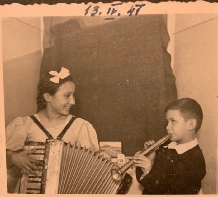 Hildegard und ihr Bruder vertrieben sich auch die Zeit im Lager mit Musizieren