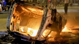Brennende Autos bei Massenprotesten in Marokko.