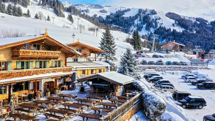 Vor Rosi’s Sonnbergstuben soll das Taxi den jungen Mann überrollt haben.