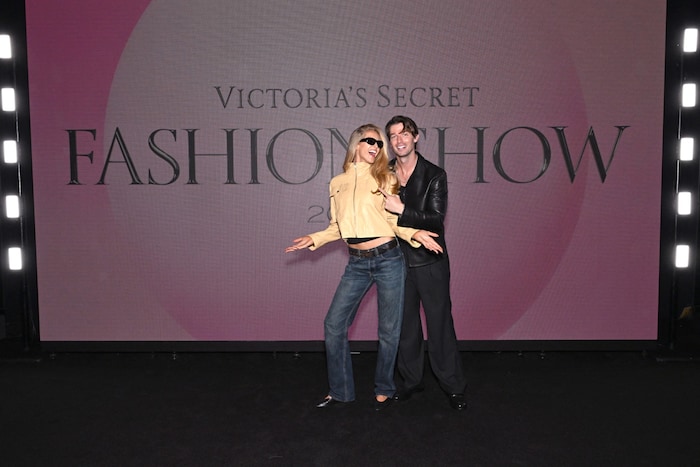 Patrick Schwarzenegger begleitete als größter Fan seine Frau zu ihrem ersten Einsatz als Engel ...