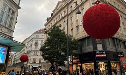 Die großen Leuchtkugeln in der Rotenturmstraße in der City hängen schon jetzt.