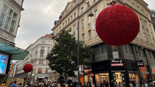 Die großen Leuchtkugeln in der Rotenturmstraße in der City hängen schon jetzt.