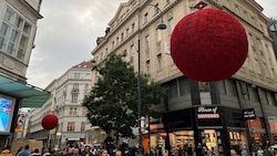 Die großen Leuchtkugeln in der Rotenturmstraße in der City hängen schon jetzt.