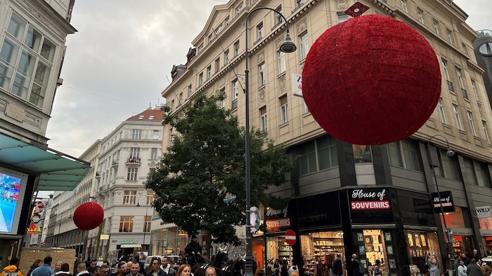 Die riesigen Christbaumkugeln in der Rotenturmstraße hängen bereits rund eine Woche.