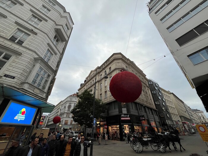 Die roten Weihnachtskugeln in der Rotenturmstraße hängen schon.