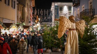 Der Duft von gebrannten Mandeln und Tannen: Malerische Märkte laden in St. Gilgen, Strobl und ...