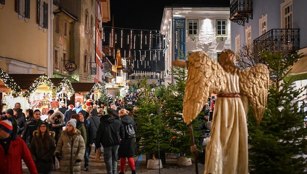 Der Duft von gebrannten Mandeln und Tannen: Malerische Märkte laden in St. Gilgen, Strobl und ...