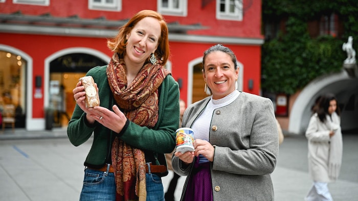 St. Wolfgang: Lebzelterin Marie Gandl, „Rösslwirtin“ Gudrun Peter mit dem neuen „Adventhäferl“