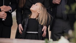 CineLens/peopleimages.com - stock.adobe.com Kinder vor Tod und Trauer „beschützen“ zu wollen, ist nicht der beste Weg. Die Kleinen lernen ...