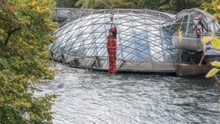 Schauplatz Murinsel: Ein Schwerverletzter wird senkrecht baumelnd über den Fluss gezogen.