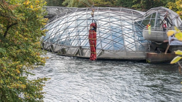 Schauplatz Murinsel: Ein Schwerverletzter wird senkrecht baumelnd über den Fluss gezogen.