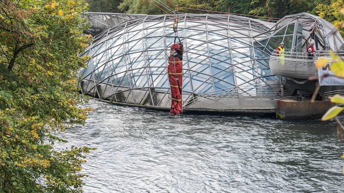 Ein Schwerverletzter wird schließlich senkrecht baumelnd über den Fluss gezogen.