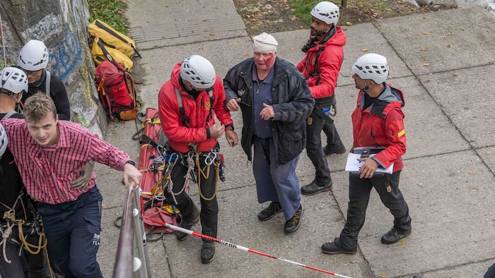 Am rettenden Ufer werden die weniger schweren Fälle in Empfang genommen.