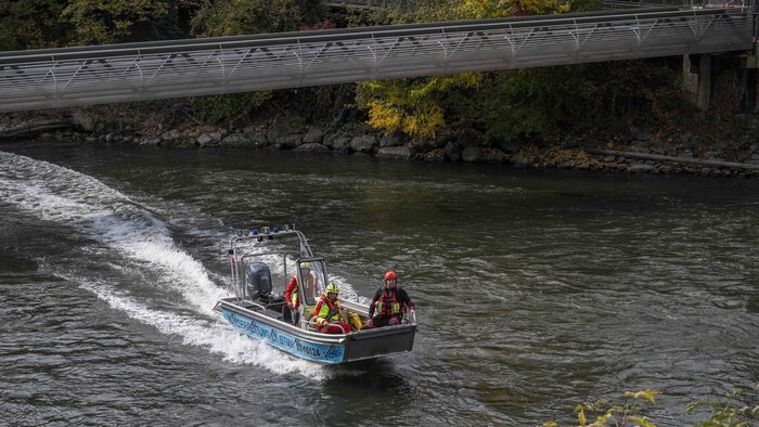 Die Wasserrettung schaltete im Lauf der Übung vom Beobachtungs- in den Rettungsmodus um.