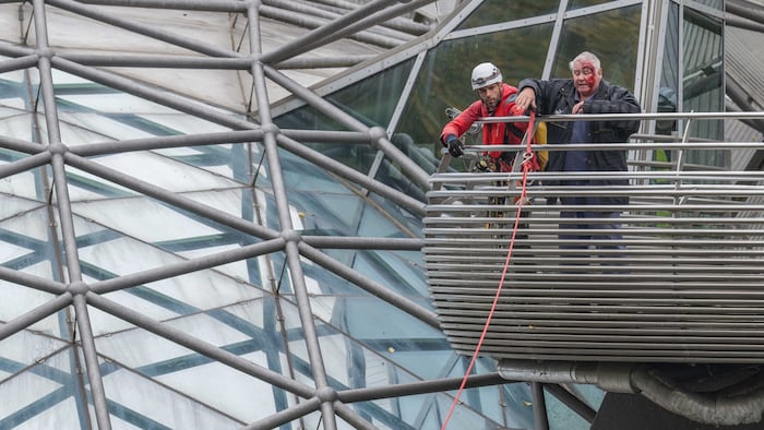 Ein „Verletzter“ wartet auf seine Rettung.
