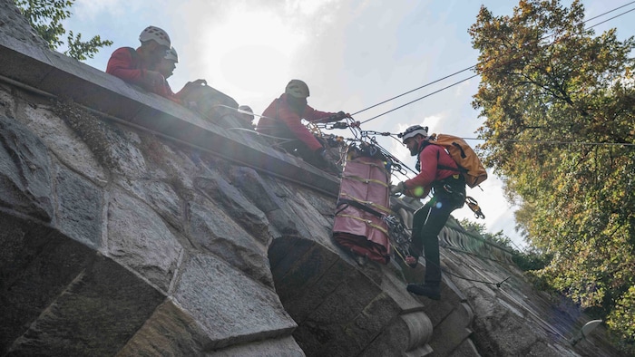 Vom Kaiser-Franz-Josef-Kai aus wurden per Seilzug Helfer und Rettungsgerät auf die Murinsel ...