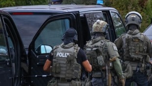 Spezialeinheiten der Polizei nahmen in Vorchdorf Personen aus Salzburg, Oberösterreich und ...