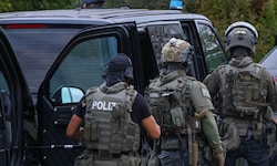 Spezialeinheiten der Polizei nahmen in Vorchdorf Personen aus Salzburg, Oberösterreich und ...