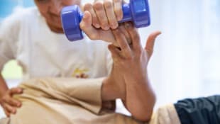 Der Patient stärkt die Rotatorenmanschette an der Schulter.