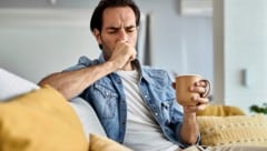 Zu Beginn tritt häufig trockener, unproduktiver Husten auf. Nach wenigen Tagen beginnt der ...