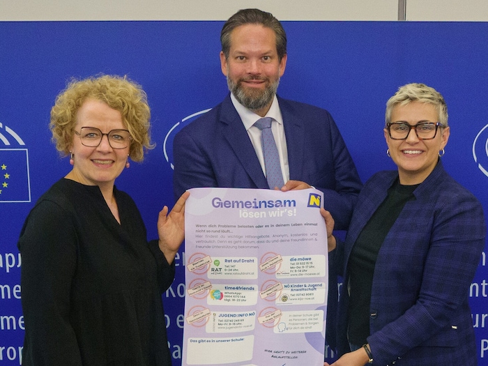 Machen sich gemeinsam gegen Mobbing stark: Landes- rätin Teschl- Hofmeister (li.) mit ...