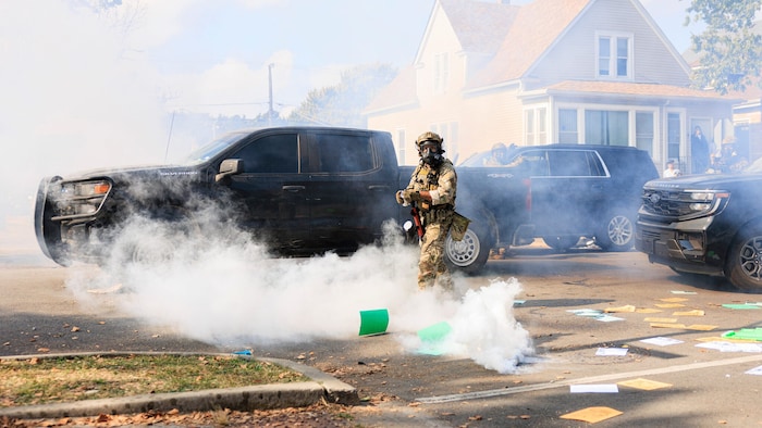 Beamte der Migrationsbehörde ICE setzten zuletzt Tränengas gegen Bewohner Chicagos ein.