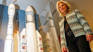 Franziska Zeitler von der Deutschen Raumfahrtgesellschaft DLR freut sich über die Ausstellung in ...