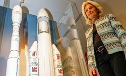 Franziska Zeitler von der Deutschen Raumfahrtgesellschaft DLR freut sich über die Ausstellung in ...