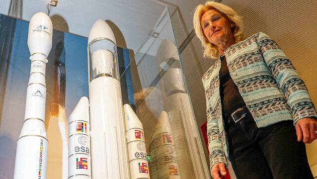 Franziska Zeitler von der Deutschen Raumfahrtgesellschaft DLR freut sich über die Ausstellung in ...