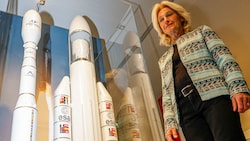 Franziska Zeitler von der Deutschen Raumfahrtgesellschaft DLR freut sich über die Ausstellung in ...